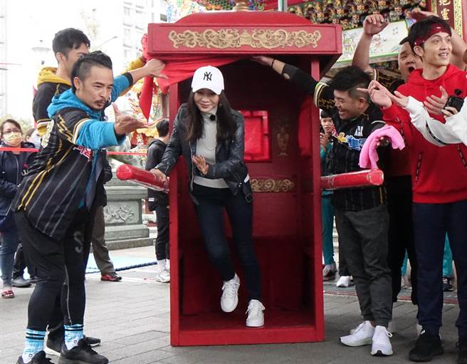 陳美鳳今錄《綜藝大集合》坐轎子美美出場。（鄭宜熏攝）