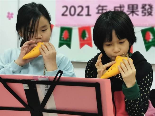 苗栗家扶中心苗栗服务站今年暑假新招收的陶笛班学生，歷经几个月学习就能上台表演。（苗栗家扶中心提供／谢明俊苗栗传真）