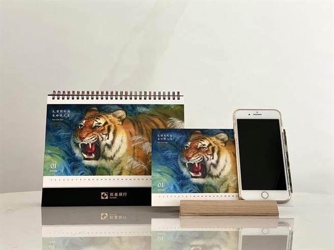 （中華開發文教基金會虎年兼具多功能的公益桌曆。圖／中華開發提供）
