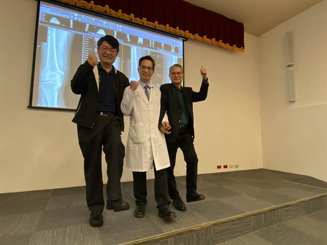 50岁的周先生（左一）左膝因创伤引发退化性关节炎，经自体骨髓间质干细胞(BMSC)治疗，如今又可以挥杆打高尔夫球。（冯惠宜摄）