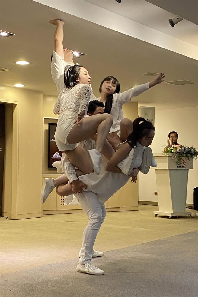 第十屆台中市表演藝術金藝獎22日在市府頒獎，邀請表演團隊到場演出。（陳淑芬攝）