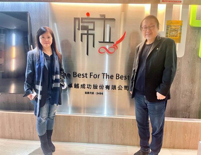 （卓越董事長陳明俊(右)、總經理曾淑鈴看好STEAM素養教育商機 。圖／卓越提供）