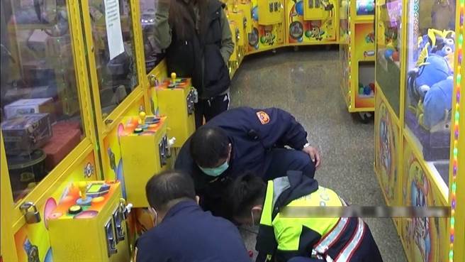 桃园市观音区有名夹娃娃机台主，因为将其所有的6台娃娃机增加弹跳台及障碍物推板等装置，属于违法改装，将依违反电子游戏管理条例及赌博罪送办。（大园警分局提供／陈梦茹桃园传真）