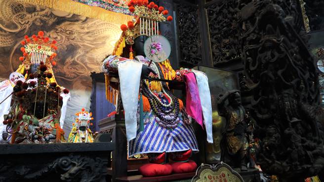 庙方特别为镇殿二妈换上全新神衣。（张毓翎摄）