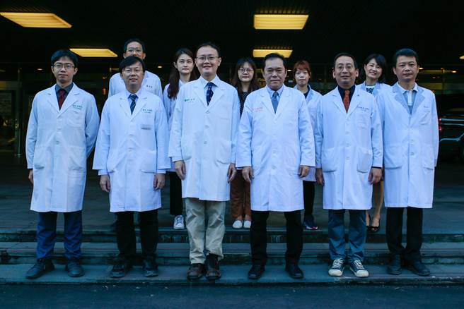 高雄长庚医院放射诊断部及肝臟移植中心教授郑汝汾（右三）带领的放射科团队，近年来引进钇90微球体治疗法，大大提高患者的存活率。（高雄长庚医院提供／洪浩轩高雄传真）