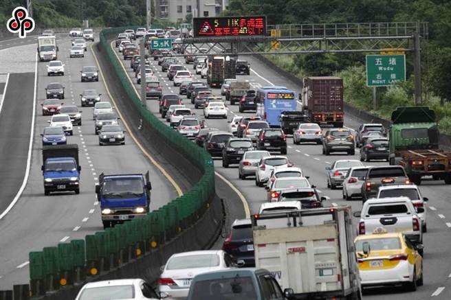 元旦連續假期預期將出現大量旅遊車潮。圖為示意圖。（資料照）