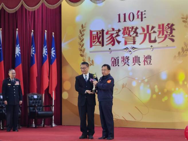 警政署與中華民國警察之友總會舉行國家警光獎頒獎典禮，內政部長徐國勇頒獎給台北市警局等單位。(翻攝照片／林郁平台北傳真）