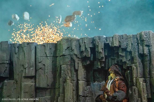 為了更寫實呈現攀岩戲，於片場打造出高3米的巨大實體山壁。（威視提供）