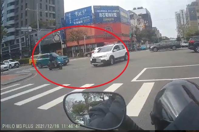 台中市44岁陈姓女子当天驾驶自小客车轿车欲左转，在路口与温姓女骑士发生碰撞，双双送医救治。（摘自爆料公社）