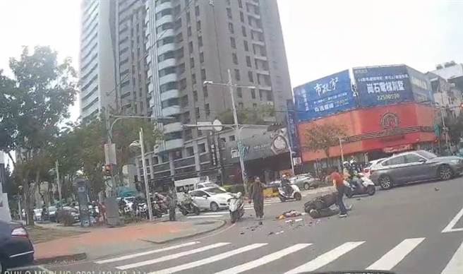 台中市44岁陈姓女子当天驾驶自小客车轿车欲左转，在路口与温姓女骑士发生碰撞，双双送医救治。（摘自爆料公社）