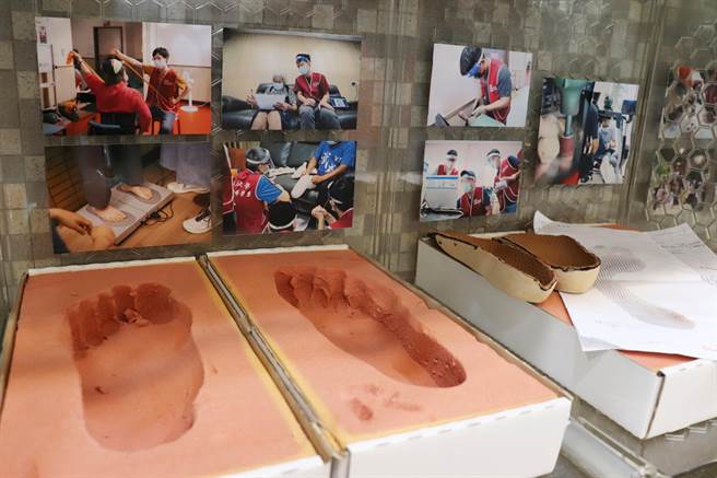 长庚大学USR计划推动「客制化鞋垫」照护评估，让长辈可以舒适行走，增加行动力。（校方提供）