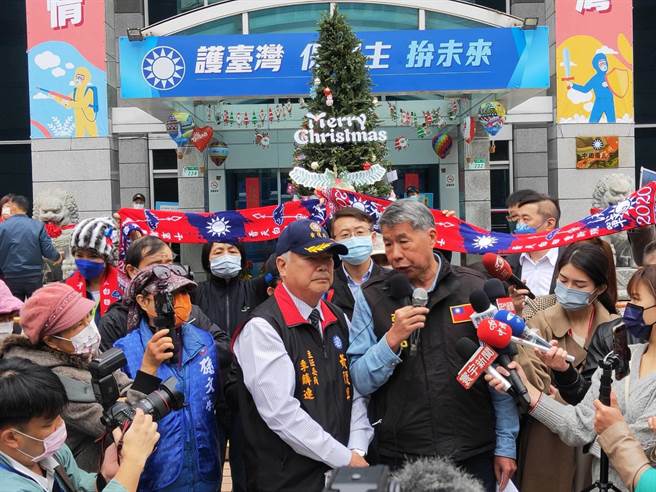 今天是国民党在四大公投落幕后首次举行中常会，场外有孙文学校总校长张亚中率领近20名党员到中央党部陈情，要求党务彻底改革。（赵婉淳摄）