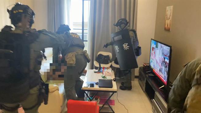 警方前往翁嫌住处攻坚搜索。喝令在场嫌犯趴下。(翻摄照片／林郁平台北传真）
