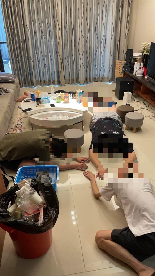 警方前往翁嫌住处攻坚搜索。喝令在场嫌犯趴下。(翻摄照片／林郁平台北传真）