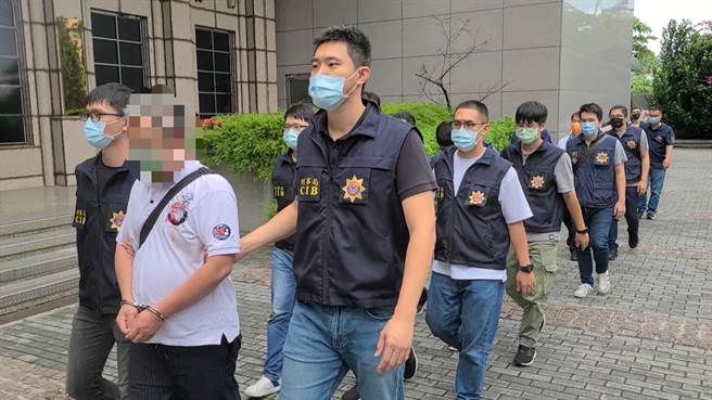 警方将翁嫌等16人逮捕送办，翁嫌遭羁押禁见。(翻摄照片／林郁平台北传真）