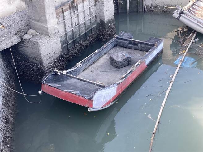 台南北门急水溪河道内1艘泡棉船日前遭窃，警方发现一对王姓夫妇涉案。（读者提供／张毓翎台南传真）