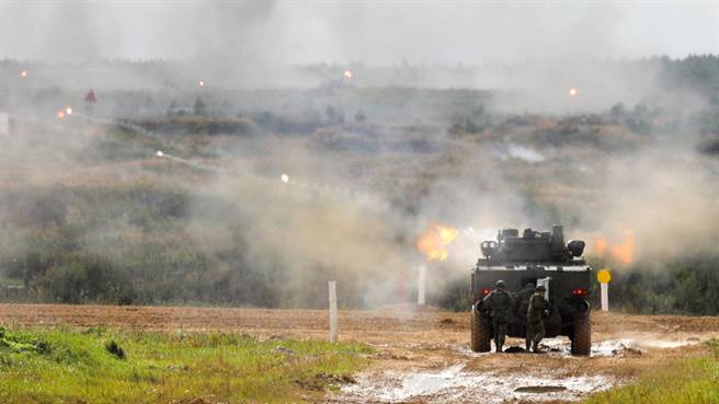 美国与欧洲评估，俄国与乌克图可能随时爆发战争。图为莫斯科国际军事技术论坛的装甲车武器试射。(图/Army-2021)