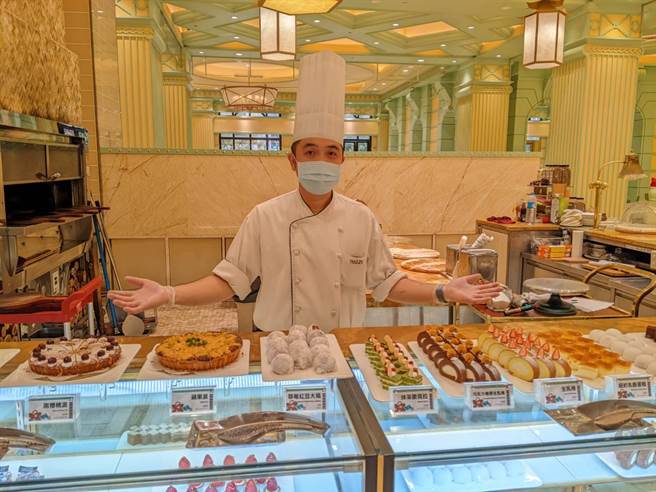 高雄林皇宫森林百匯推出各国特色甜点。（曹明正摄）