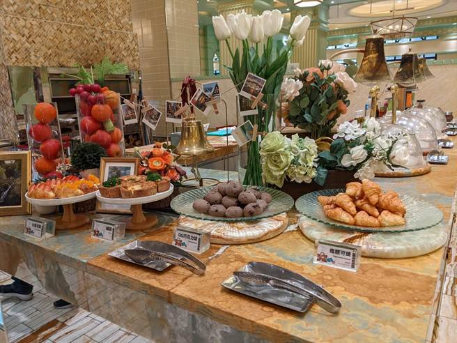 高雄林皇宫森林百匯推出各国特色甜点。（曹明正摄）