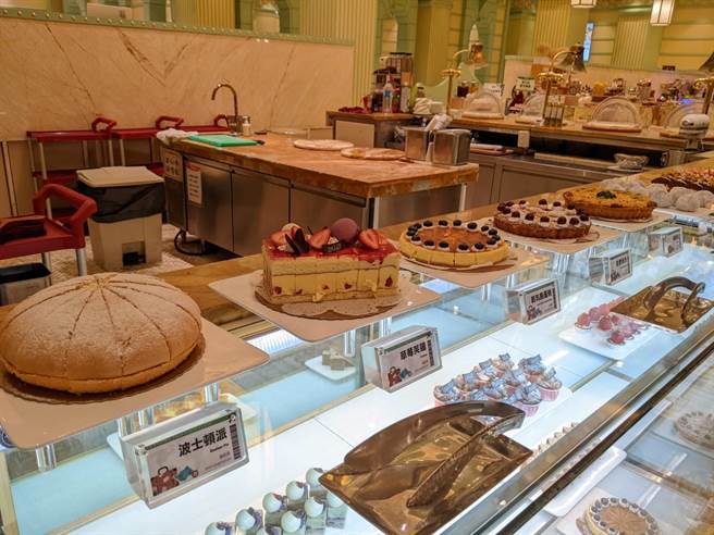 高雄林皇宫森林百匯推出各国特色甜点。（曹明正摄）