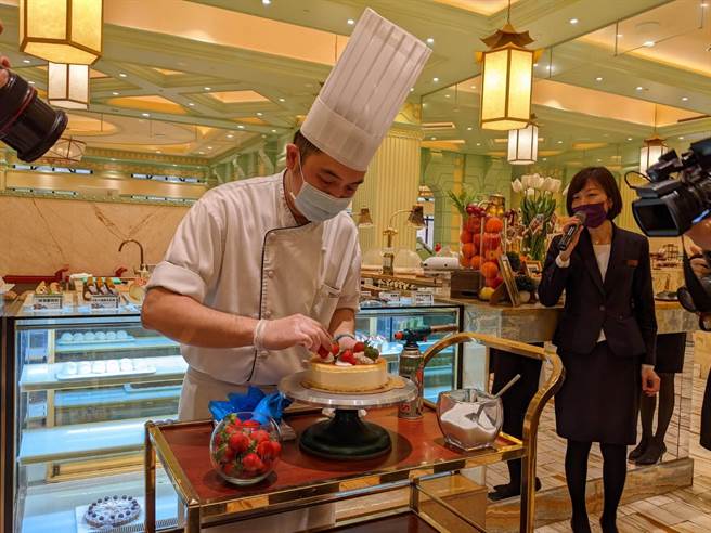 高雄林皇宫森林百匯推出各国特色甜点。（曹明正摄）