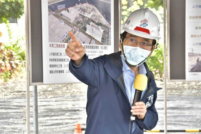 高雄市副市長林欽榮22日特地前往前鎮漁港視察「景觀綠美化及周邊道路整頓改善工程」。（高市府工務局提供／洪浩軒高雄傳真）