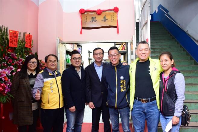 桃園市中壢區東興國中「善興食物銀行」22日啟用，地方仕紳和校內師生一同見證。(校方提供／蔡依珍桃園傳真)