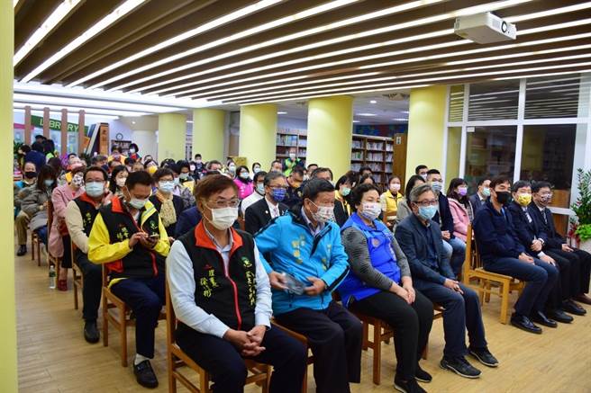 桃園市中壢區東興國中「善興食物銀行」22日啟用，地方仕紳和校內師生一同見證。(校方提供／蔡依珍桃園傳真)