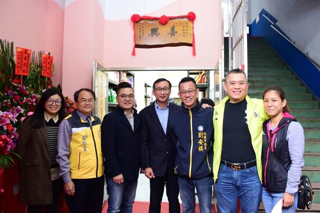桃園市中壢區東興國中「善興食物銀行」22日啟用，地方仕紳和校內師生一同見證。(校方提供／蔡依珍桃園傳真)