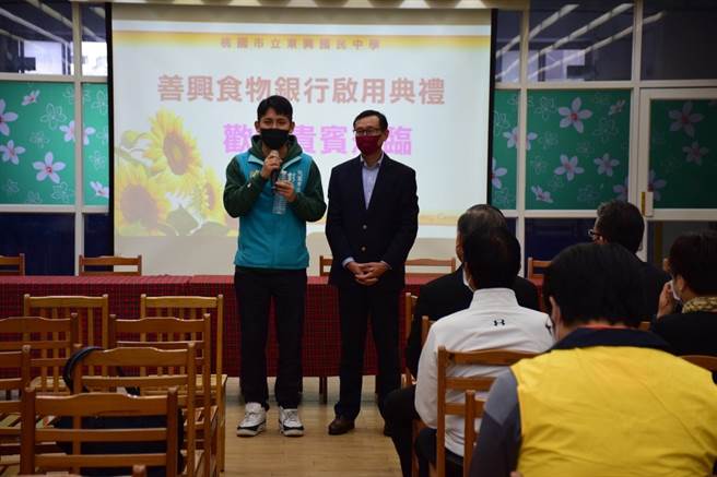 桃園市中壢區東興國中「善興食物銀行」22日啟用，地方仕紳和校內師生一同見證。(校方提供／蔡依珍桃園傳真)