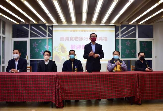 桃園市中壢區東興國中「善興食物銀行」22日啟用，地方仕紳和校內師生一同見證。(校方提供／蔡依珍桃園傳真)