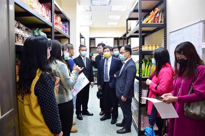 桃園市中壢區東興國中「善興食物銀行」22日啟用，地方仕紳和校內師生一同見證。(校方提供／蔡依珍桃園傳真)