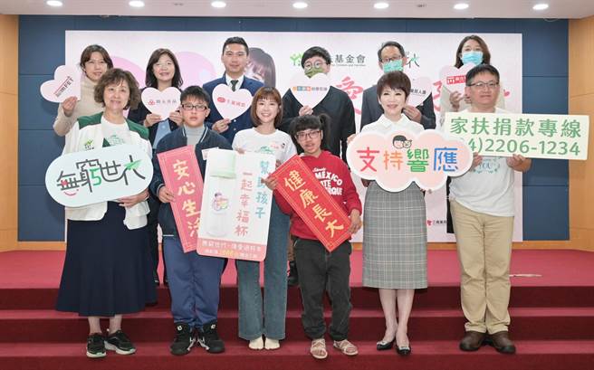 家扶愛心大使李佳穎（前排左三）及愛心企業共同呼籲大家支持「傳愛過好年」專案。（家扶基金會提供）