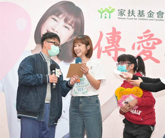 家扶愛心大使李佳穎（中）看到阿昊（左）寫給他的卡片非常開心。（家扶基金會提供）