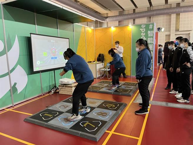 桃园运动科技体验竞赛有射箭、射击、划船等数位运动可以体验，前5项男女组排名前3名者，可获得100元至500元不等的电子礼券。（陈梦茹摄）