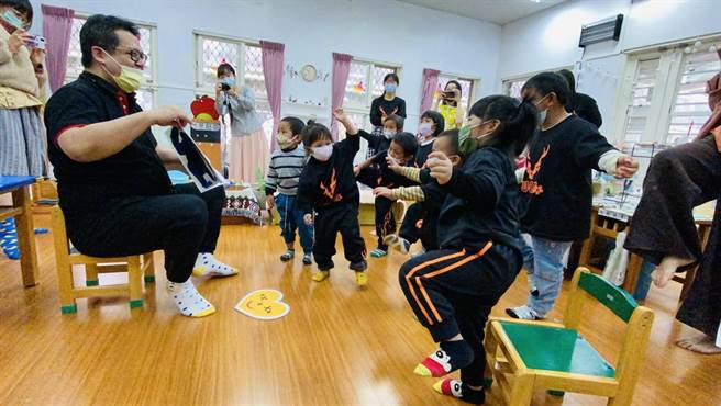 产科医师化身黑熊哥哥，为台东原乡幼儿爱的导读（民眾提供）