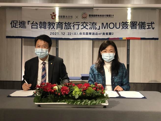 韩国观光公社台北支社长李长仪（左）与台湾国际教育旅行联盟2.0总召集人刘淑芬（右）代表双方签署国际教育合作备忘录。（教育部提供／林志成台北传真）