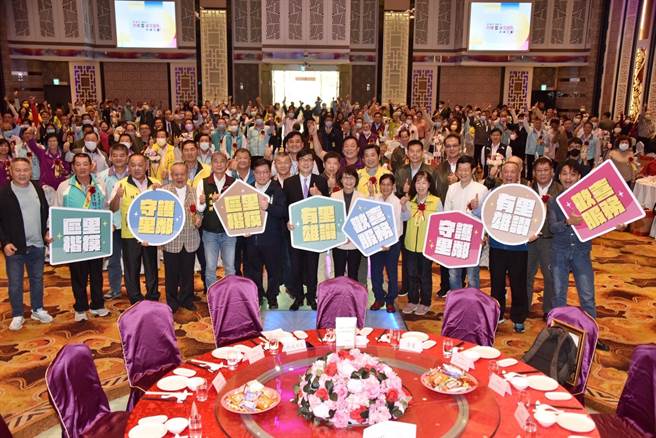 高雄市110年特優暨資深里長表揚大會。（高巿府提供）