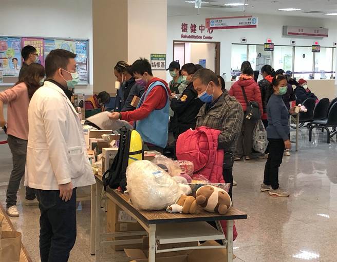 卫生福利部金门医院今天在1楼大厅举办「岁末寒冬送暖义卖」活动，琳琅满目的物品吸引员工和民眾热情选购。（李金生摄）