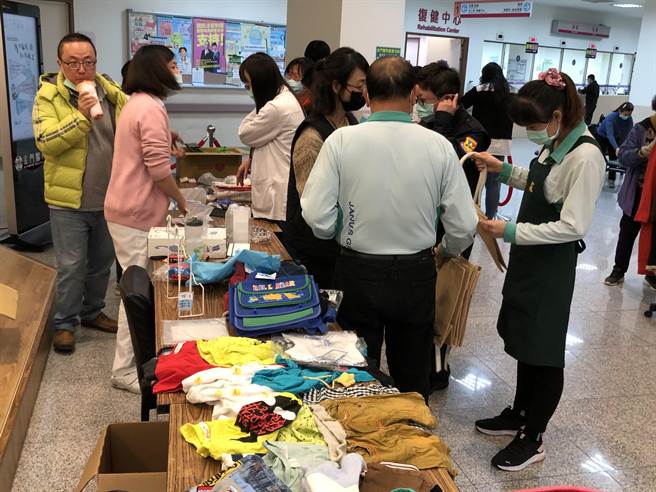 卫生福利部金门医院今天在1楼大厅举办「岁末寒冬送暖义卖」活动，琳琅满目的物品吸引员工和民眾热情选购。（李金生摄）