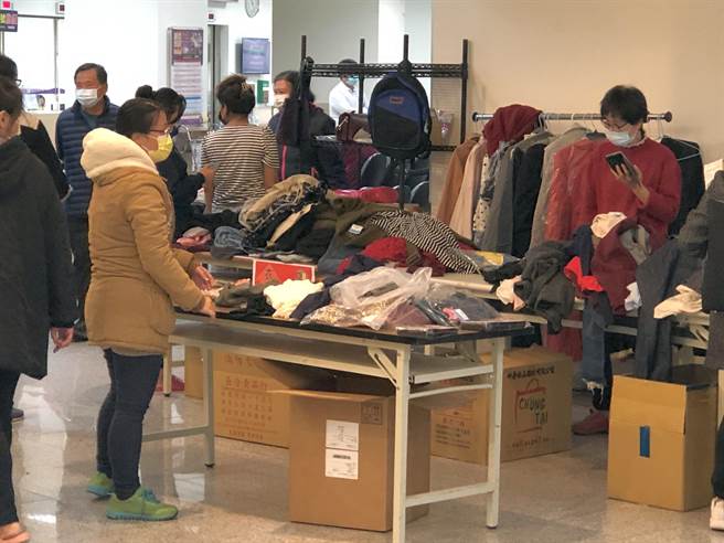 义卖物品有美妆服饰、妇幼用品、配件精品、居家生活、小型家电、食品专区等日常生活用品。（李金生摄）