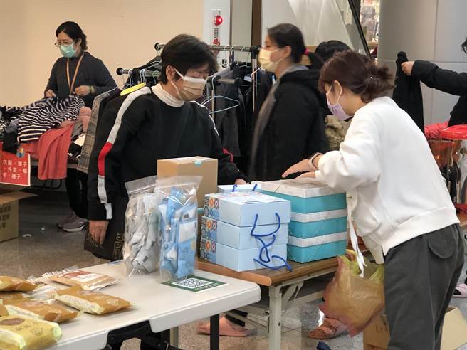 义卖物品有美妆服饰、妇幼用品、配件精品、居家生活、小型家电、食品专区等日常生活用品。（李金生摄）