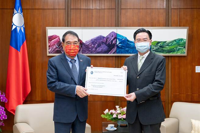 外交部吳部長(右)捐贈50萬美元予馬尼拉經濟文化辦事處(MECO)主席費南德(Wilfredo B. Fernandez)（外交部提供）