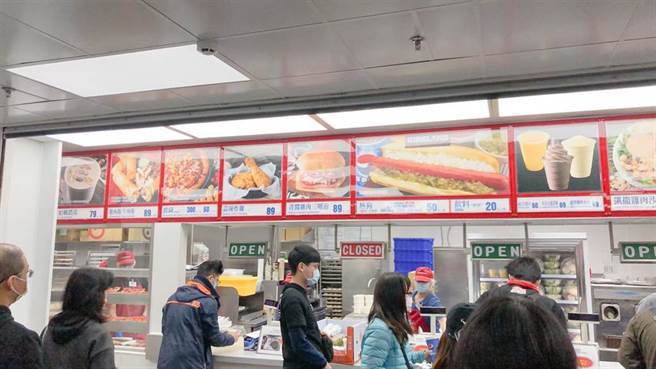 好市多的热狗堡24年来都只要50元！有网友就分析热狗堡这么便宜，是为了吸引客人来店消费。(报系资料照)