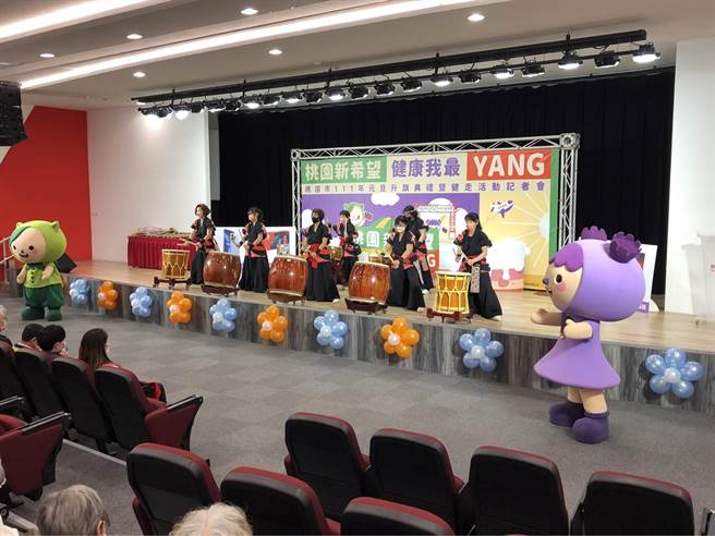 桃园市111年元旦升旗典礼暨健走活动，将于杨梅区四维儿童公园旁热闹展开，参与民眾都能获得登山杖和限定款口罩。(民政局提供／蔡依珍桃园传真)