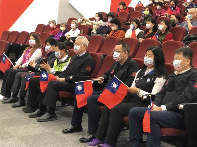 桃园市111年元旦升旗典礼暨健走活动，将于杨梅区四维儿童公园旁热闹展开，参与民眾都能获得登山杖和限定款口罩。(民政局提供／蔡依珍桃园传真)
