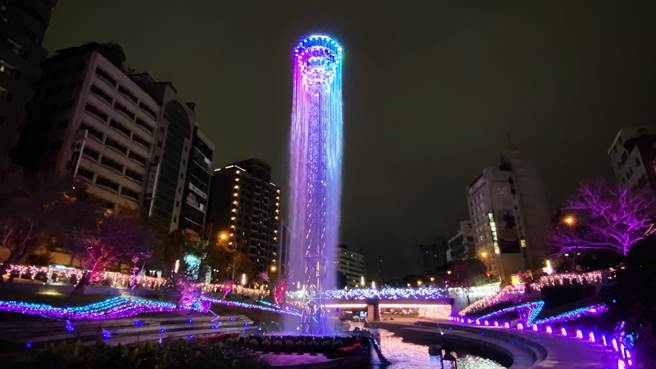 台中市绿柳川耶诞灯区活动试点灯，高达20米的「垂涎60尺」水水耶诞树灿烂夺目。（陈淑芬摄）