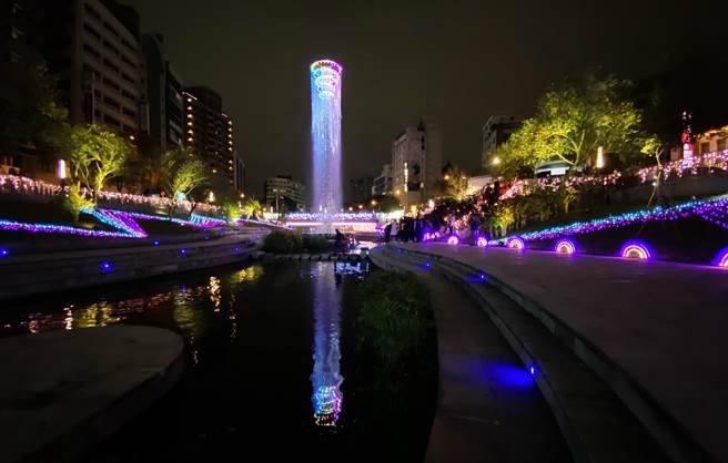 台中市绿柳川耶诞灯区活动试点灯，高达20米的「垂涎60尺」水水耶诞树灿烂夺目。（陈淑芬摄）