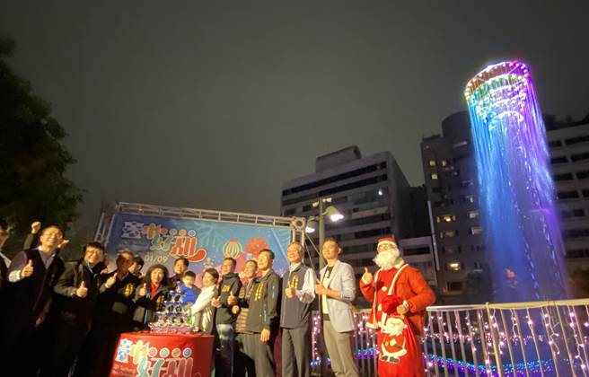 台中市长卢秀燕22日晚间为台中市绿柳川耶诞灯区活动试点灯，高达20米的「垂涎60尺」水水耶诞树灿烂夺目。（陈淑芬摄）