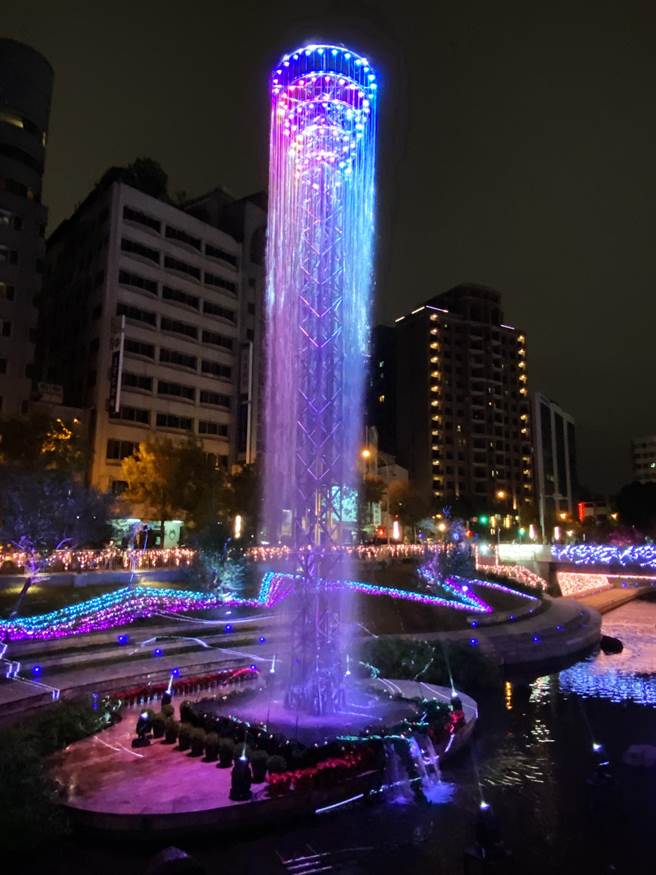 台中市绿柳川耶诞灯区活动试点灯，高达20米的「垂涎60尺」水水耶诞树灿烂夺目。（陈淑芬摄）